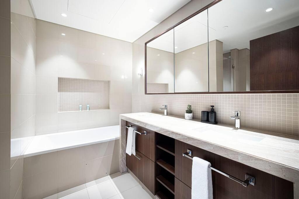 Magnificent Brand New Lux 3Br Burj & Fountain View Apartment ดูไบ ภายนอก รูปภาพ