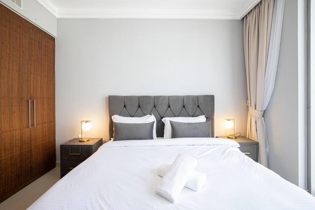 Magnificent Brand New Lux 3Br Burj & Fountain View Apartment ดูไบ ภายนอก รูปภาพ
