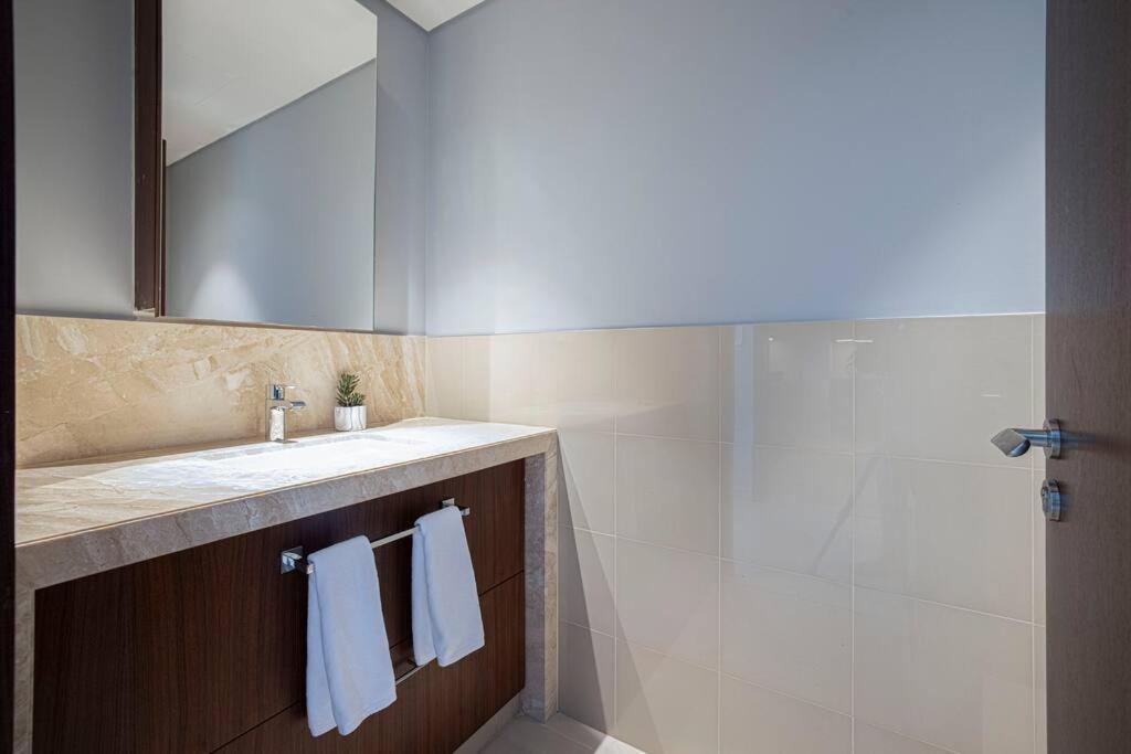 Magnificent Brand New Lux 3Br Burj & Fountain View Apartment ดูไบ ภายนอก รูปภาพ
